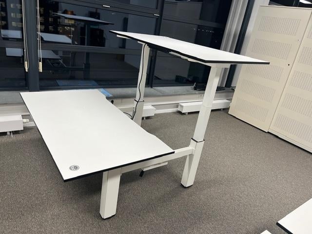 Actiu - Elektrische zit-sta duo-bureau met kabelgoot,10 st, Huis en Inrichting, Bureaus, Zit-sta bureau, Gebruikt, Spaanplaat of MDF