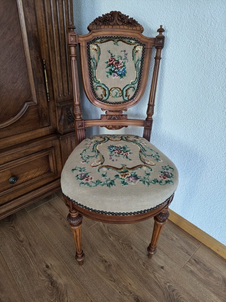 Antieke stoel met houtsnijwerk en geborduurde zitting, Antiek en Kunst, Ophalen