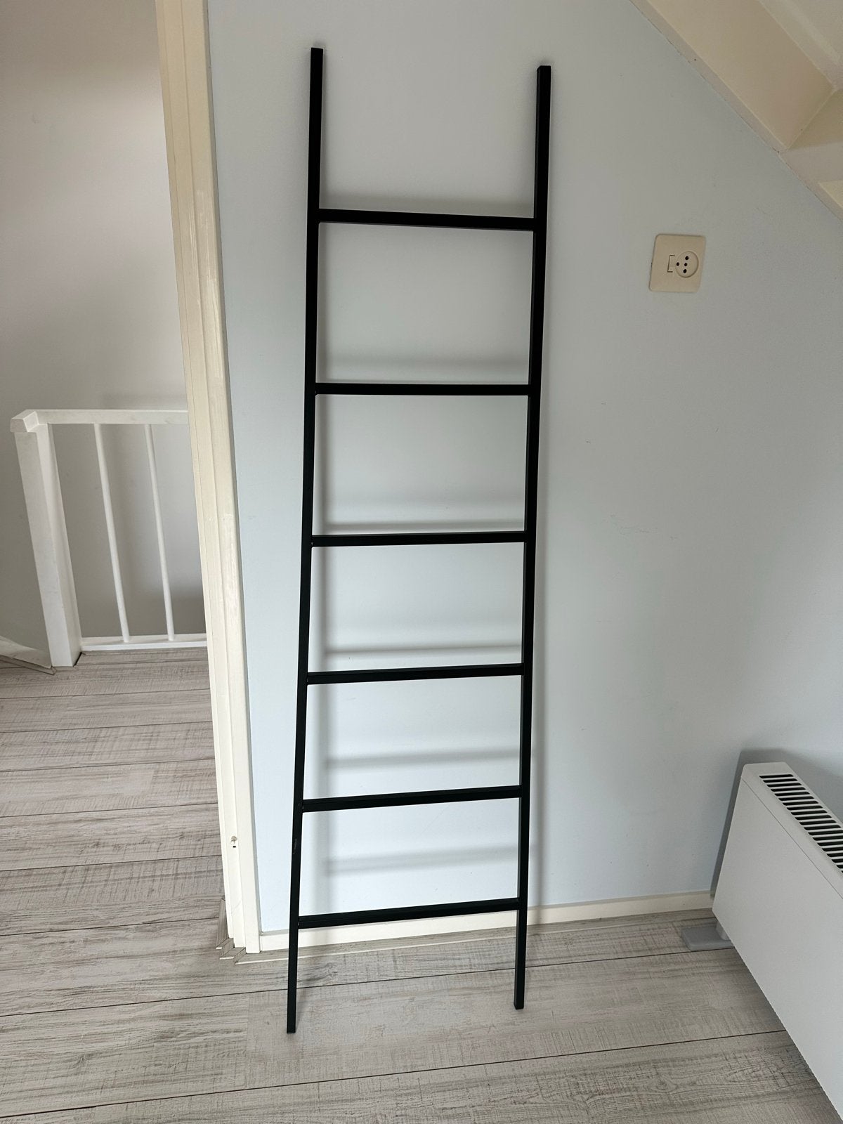 Zwarte decoratieve ladder - Zo goed als nieuw, Doe-het-zelf en Verbouw, Ophalen, Zo goed als nieuw, Ladder, Minder dan 2 meter