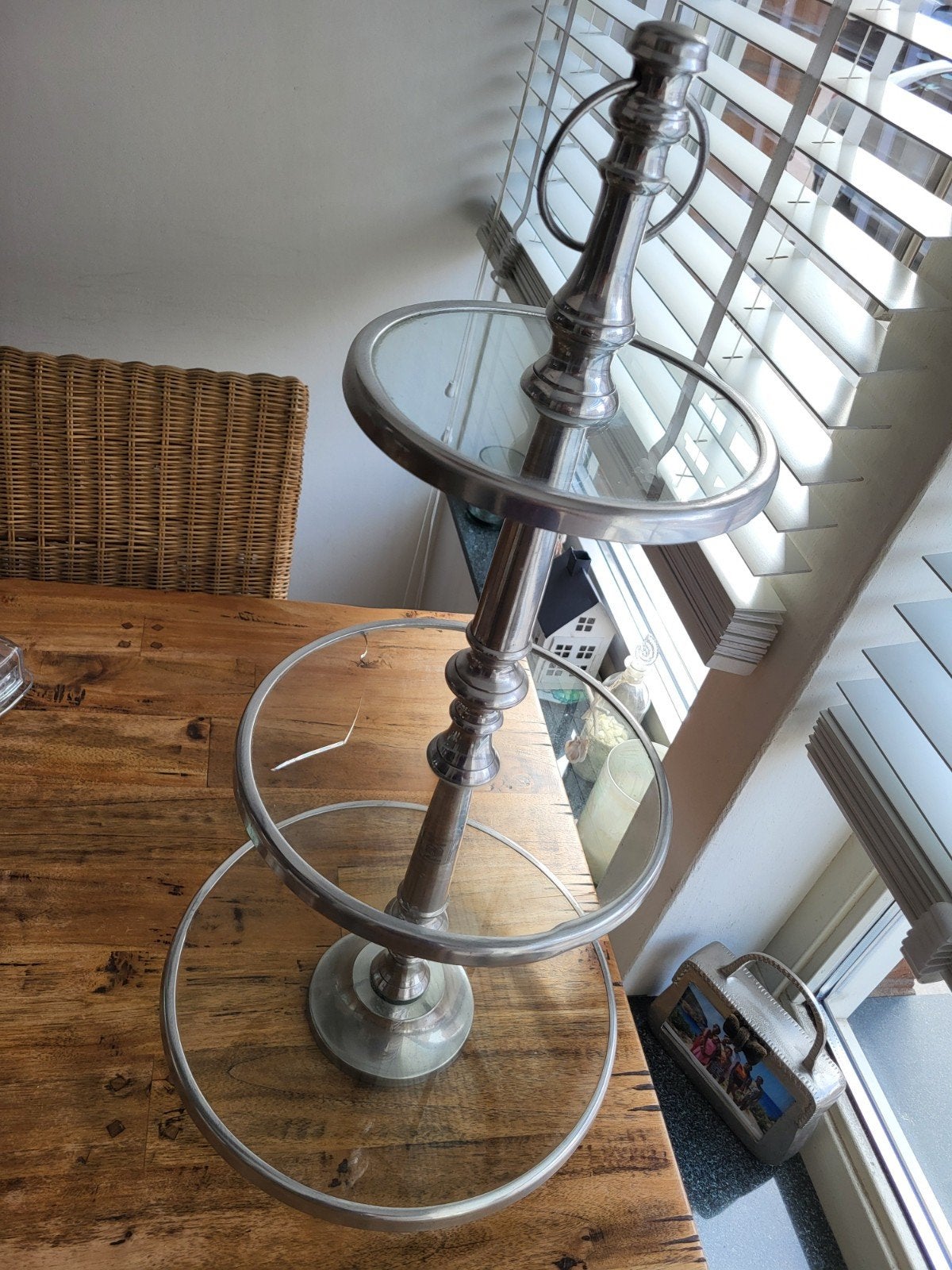 Riviera Maison etagere 3 lagen met barstje op twee laag, Gebruikt, Rond, Ophalen of Verzenden, Overige typen