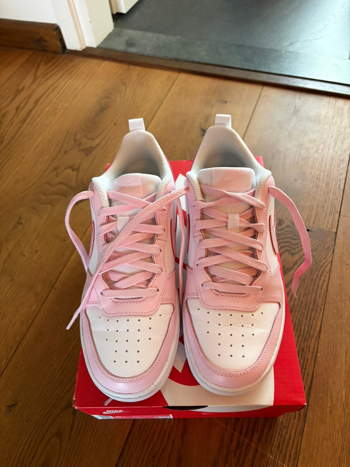 Nike Court Borough low 2se pink white maat 38,5, Kleding | Dames, Ophalen of Verzenden, Zo goed als nieuw, Roze, Sneakers of Gympen