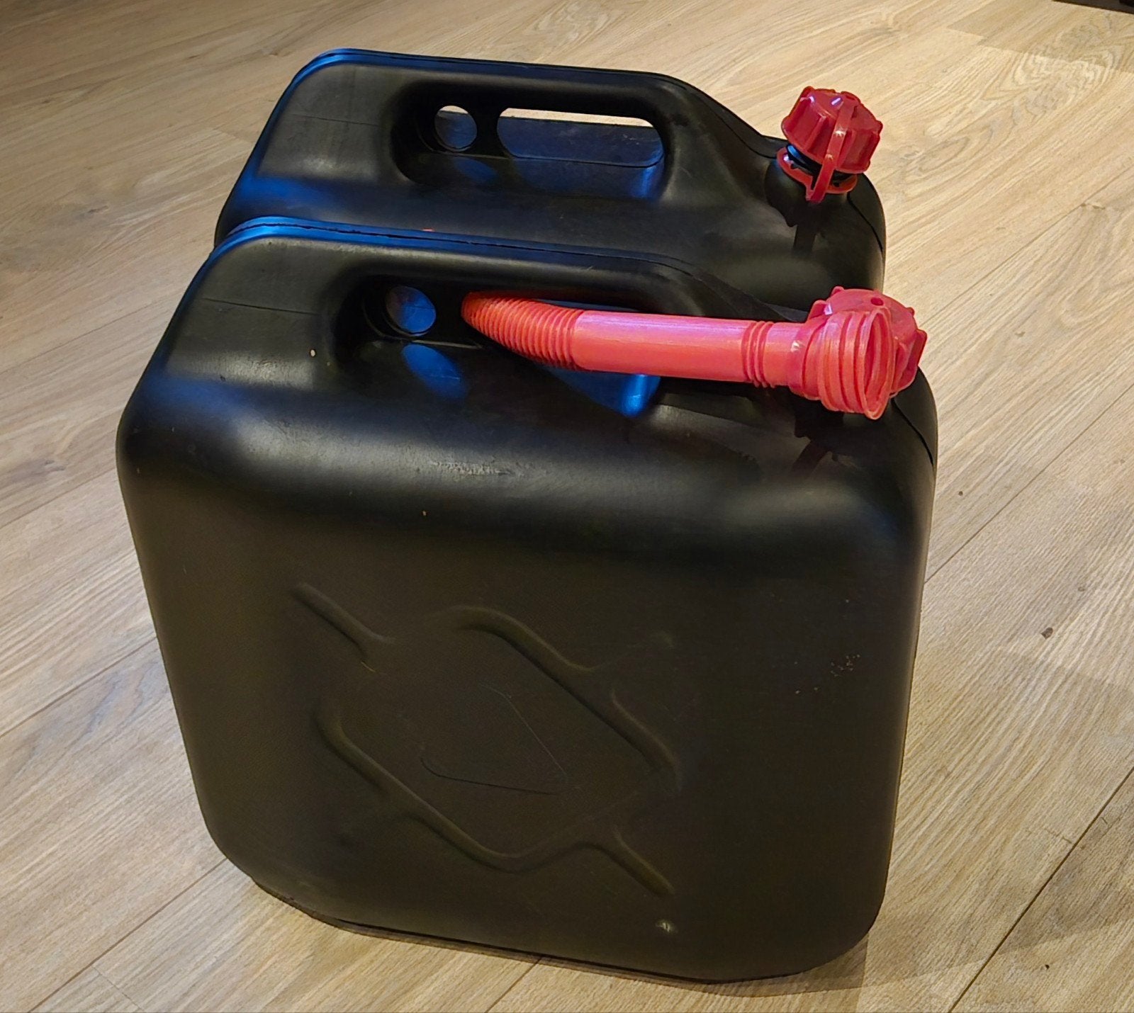 Zwarte jerrycan met schenktuit, Ophalen of Verzenden, Gebruikt