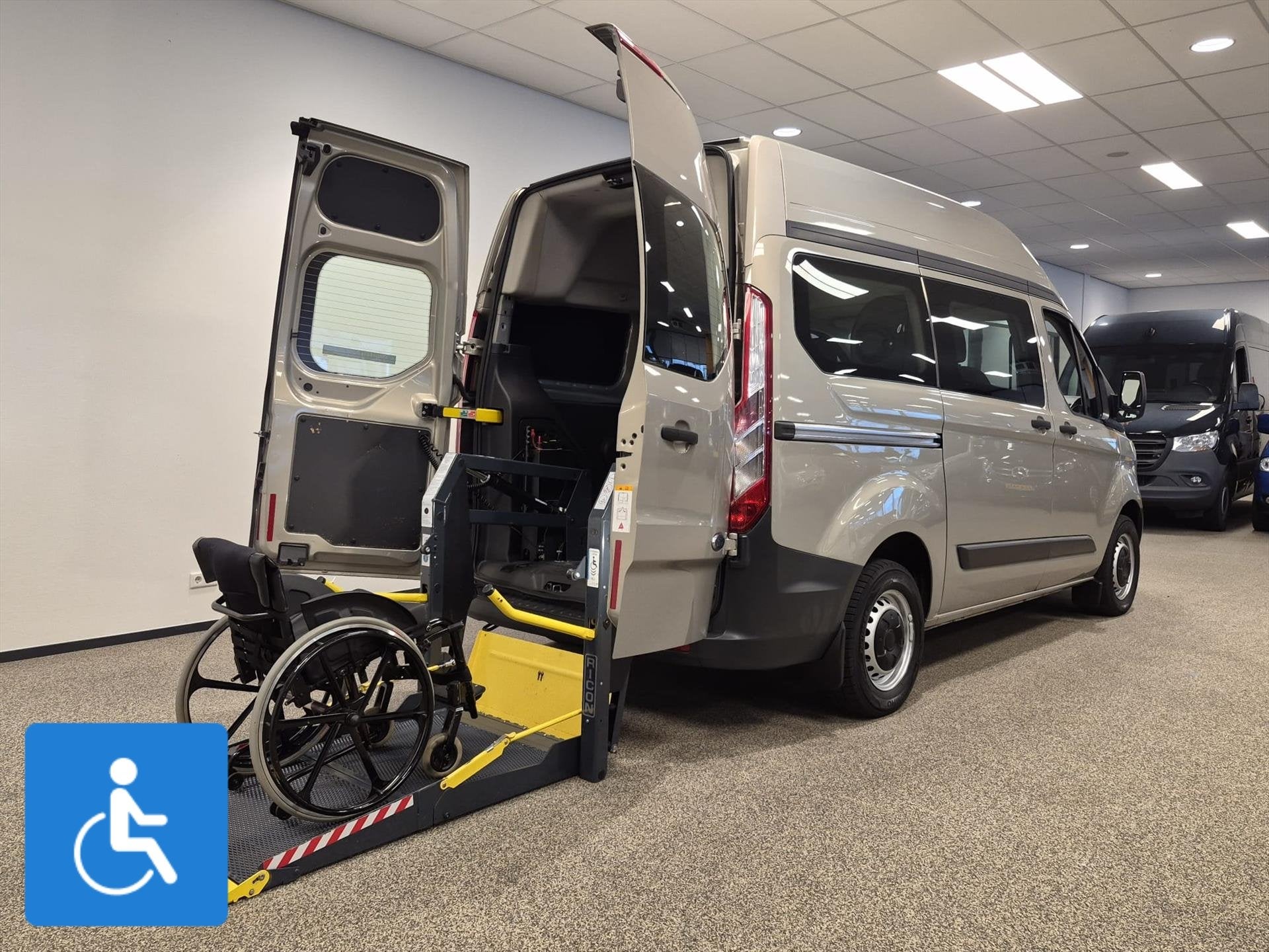 Ford Transit Custom L1H2 Rolstoelbus (airco), Auto's, Gebruikt, Zwart, 4 stoelen, Bedrijf