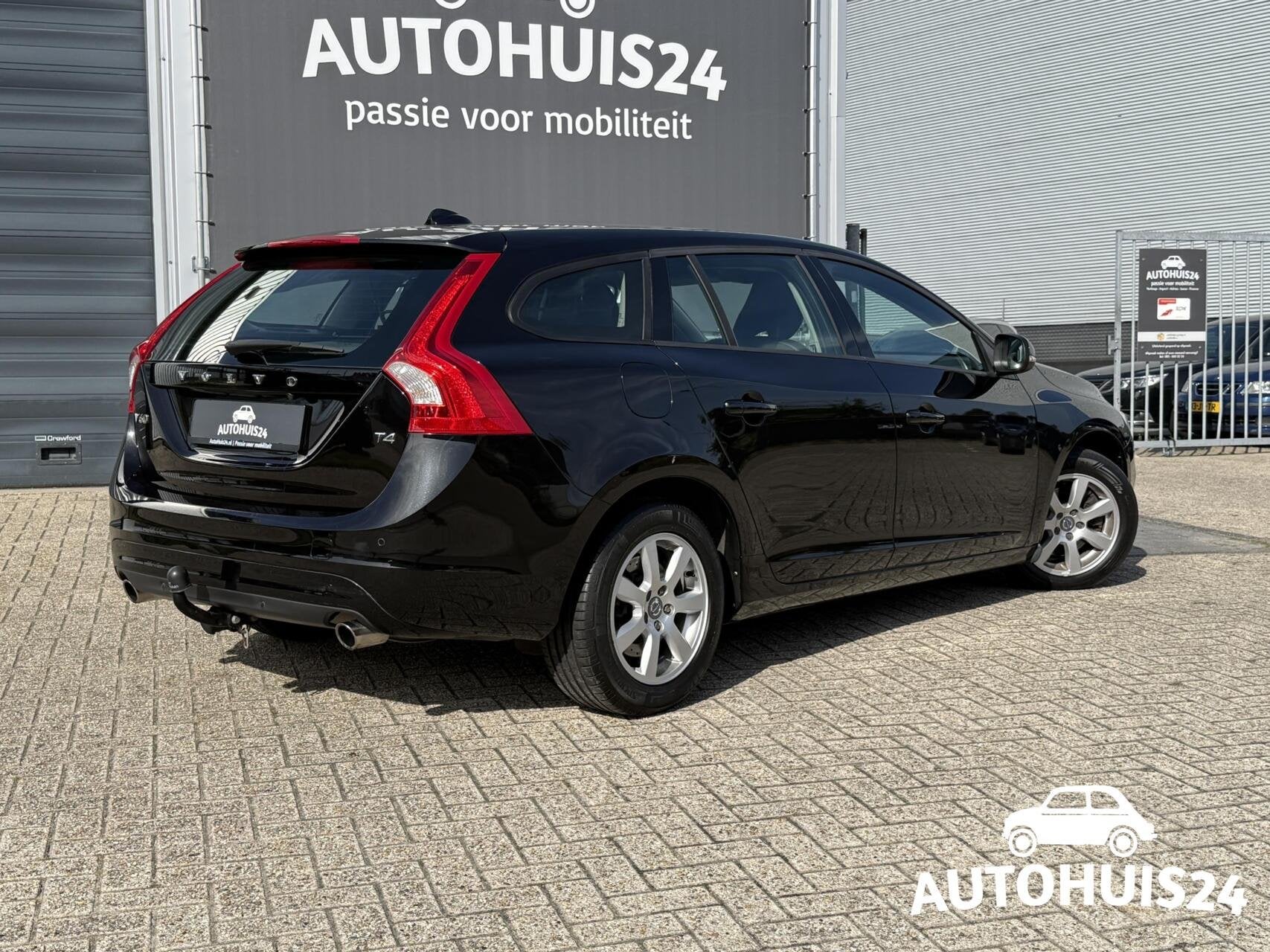 Volvo V60 2.0 T4 190pk Automaat bj2016 Xenon|Navi|Trekhaak|G, Auto's, Volvo, Gebruikt, Leder en Stof, Zwart, 1600 kg
