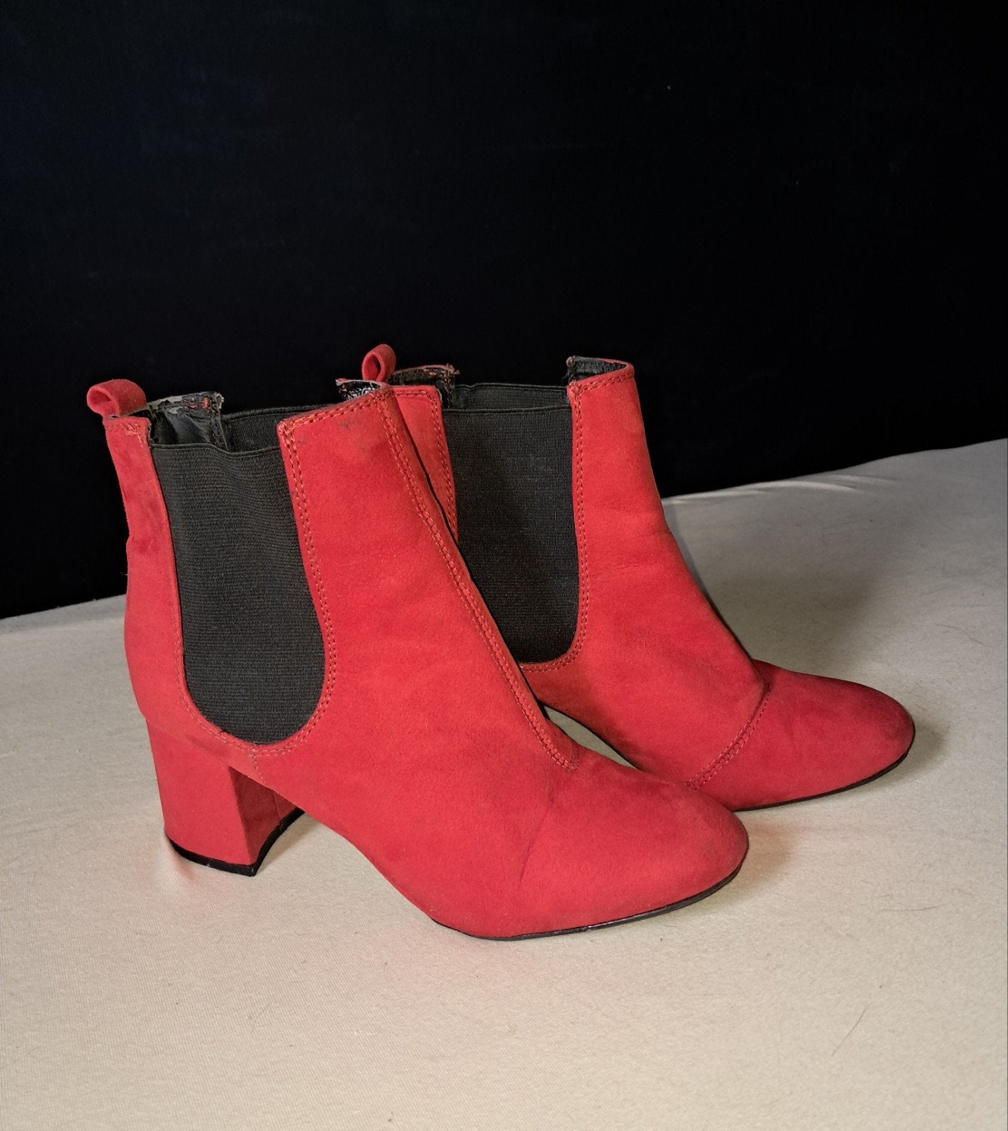 Rode suède laarsjes, Primark, z.g.a.n., Maat 39, hak 6,5 cm, Primark, Lage of Enkellaarzen, Ophalen of Verzenden, Zo goed als nieuw