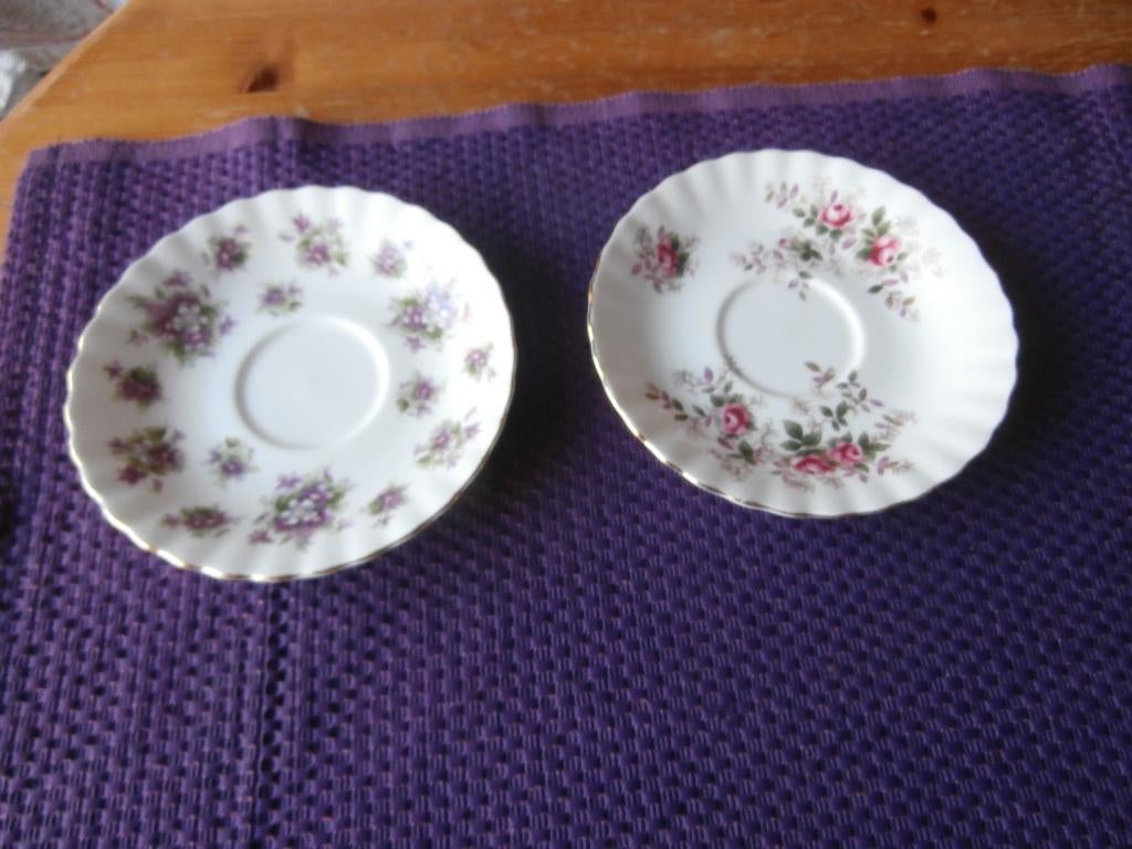 Schotel Royal Albert Bone China Sweet Violets Lavender Rose, Ophalen of Verzenden, Zo goed als nieuw, Overige stijlen, Kop(pen) en/of Schotel(s)