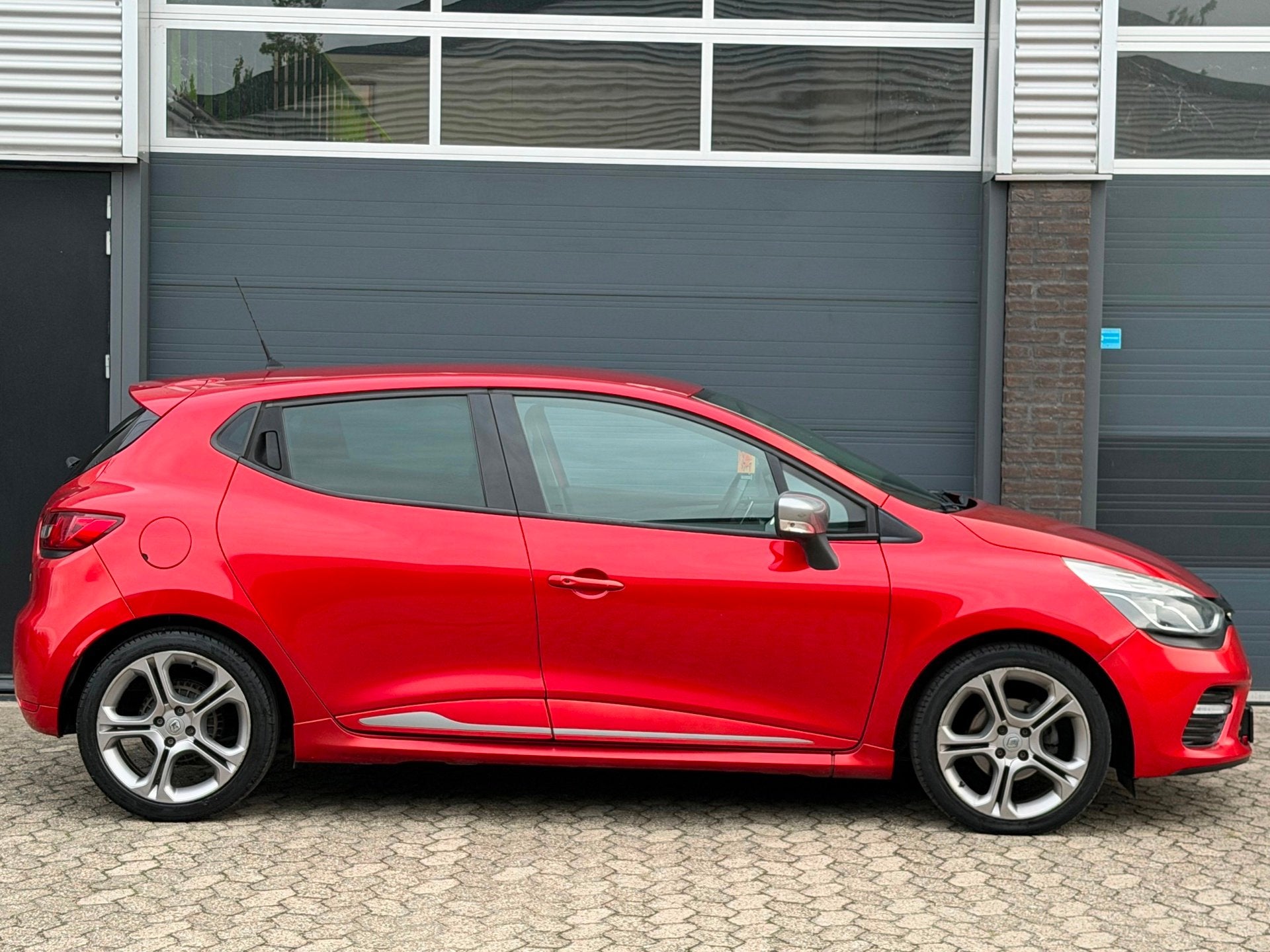 Renault Clio 1.2 GT NAVI CRUISE R.S. Drive APK NAP BOEKJES, Stof, Gebruikt, Zwart, 49 €/maand