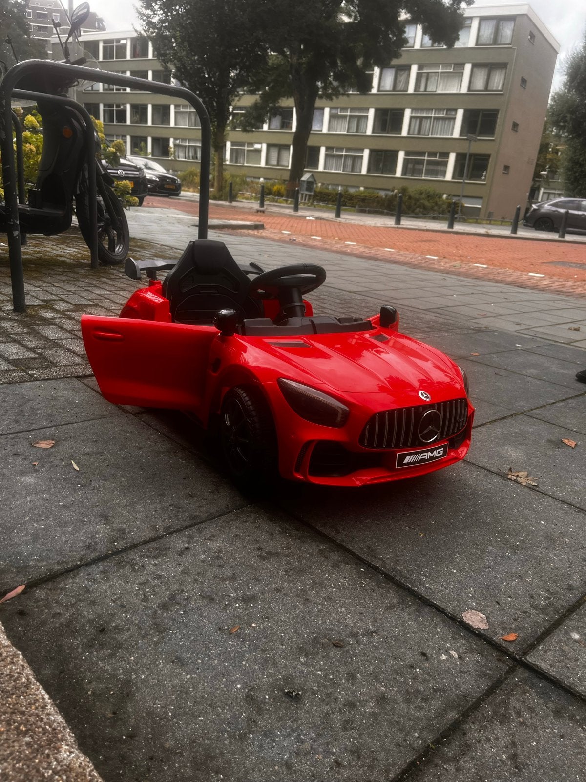 Elektrische kinderauto Mercedes-Benz AMG GT R rood, Ophalen, Zo goed als nieuw, Afstandsbediening