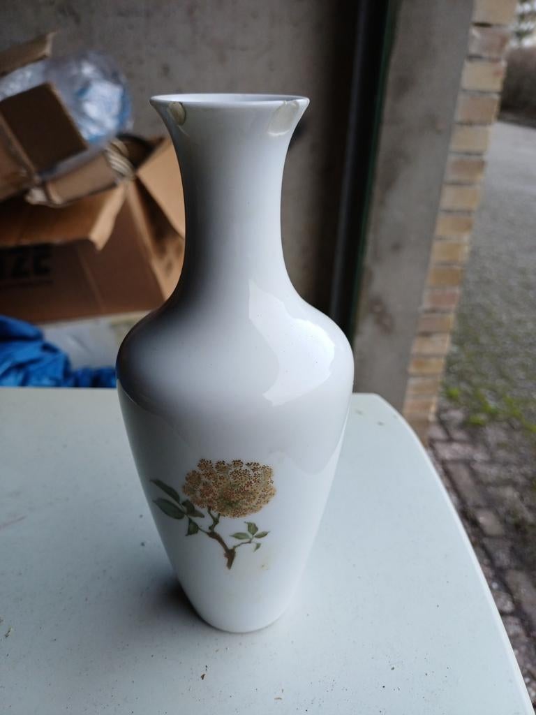 Witte porseleinen vaas met bloemmotief, Ophalen of Verzenden