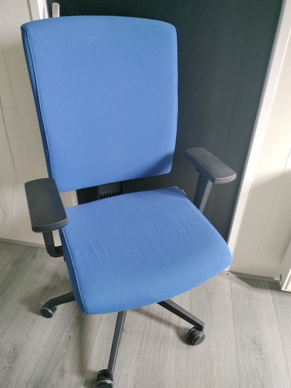 Ergonomische blauwe bureaustoel, Huis en Inrichting, Bureaustoelen, Zo goed als nieuw, Blauw, Ophalen