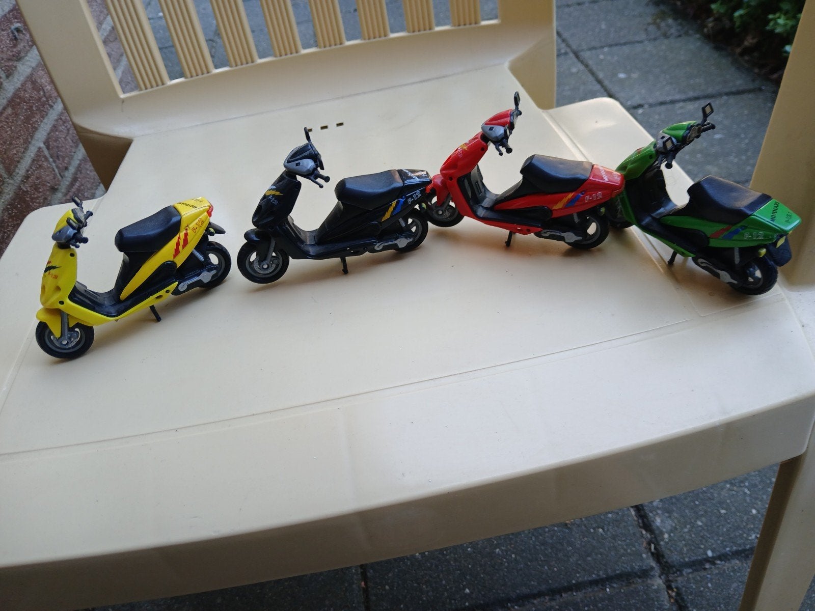 Set van 4 miniatuur scooters - diverse kleuren, Verzamelen, Ophalen of Verzenden, Gebruikt
