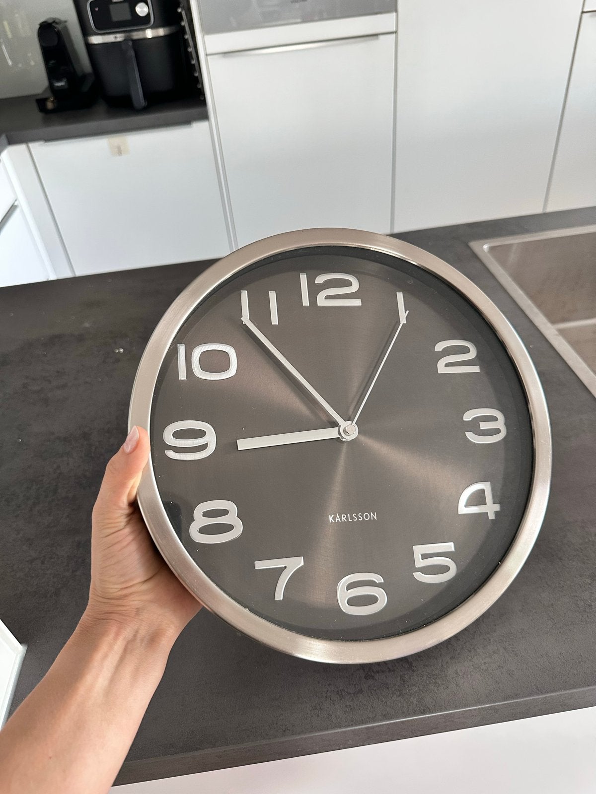 Moderne Karlsson Wandklok (30 cm) – RVS / Antraciet, Ophalen of Verzenden, Zo goed als nieuw, Analoog, Wandklok
