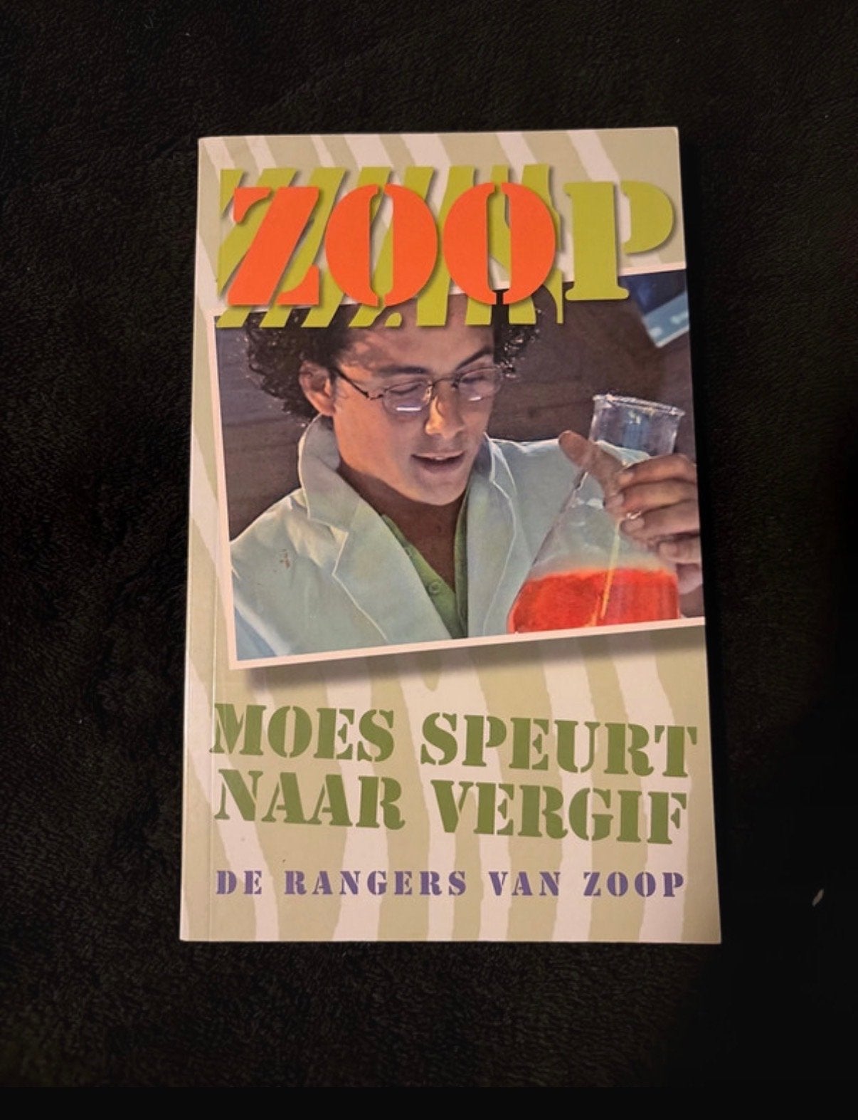 ZOOP: Moes Speurt Naar Vergif, Ophalen of Verzenden, Gelezen, Fictie algemeen