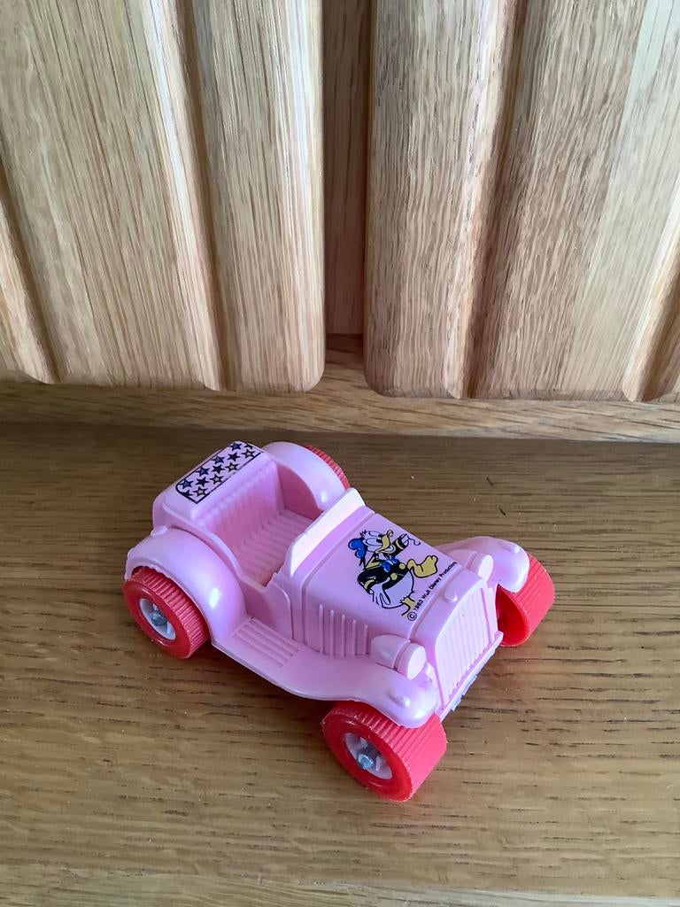 Roze Donald Duck auto 11x5 cm, Ophalen of Verzenden, Donald Duck, Zo goed als nieuw, Beeldje of Figuurtje