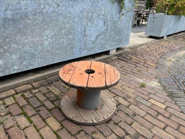 sokkel tafeltje tafel salon tuin of binnen oude haspel, Ophalen, Gebruikt