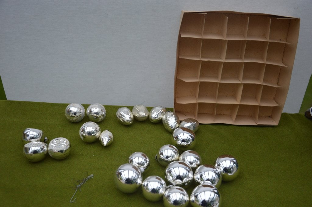 23 antieke zilveren kerstballen, dennenappels, halve sinaasa, Diversen, Ophalen of Verzenden, Gebruikt