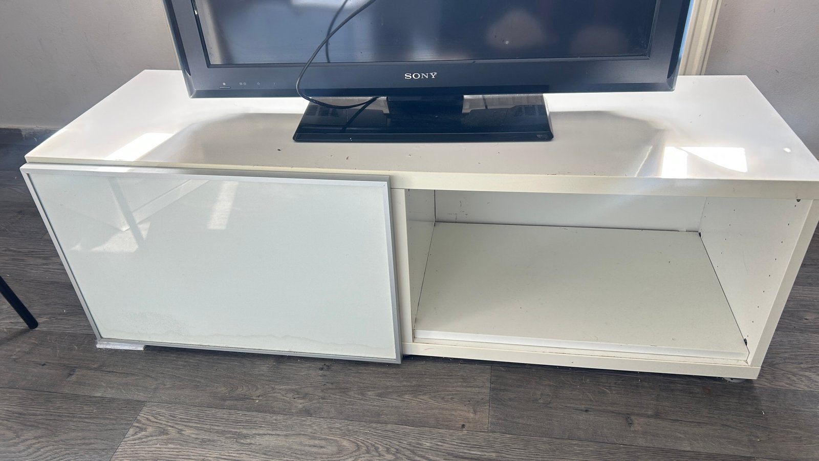 Witte TV-meubel met schuifdeur, Ophalen, Kunststof, Gebruikt, 100 tot 150 cm