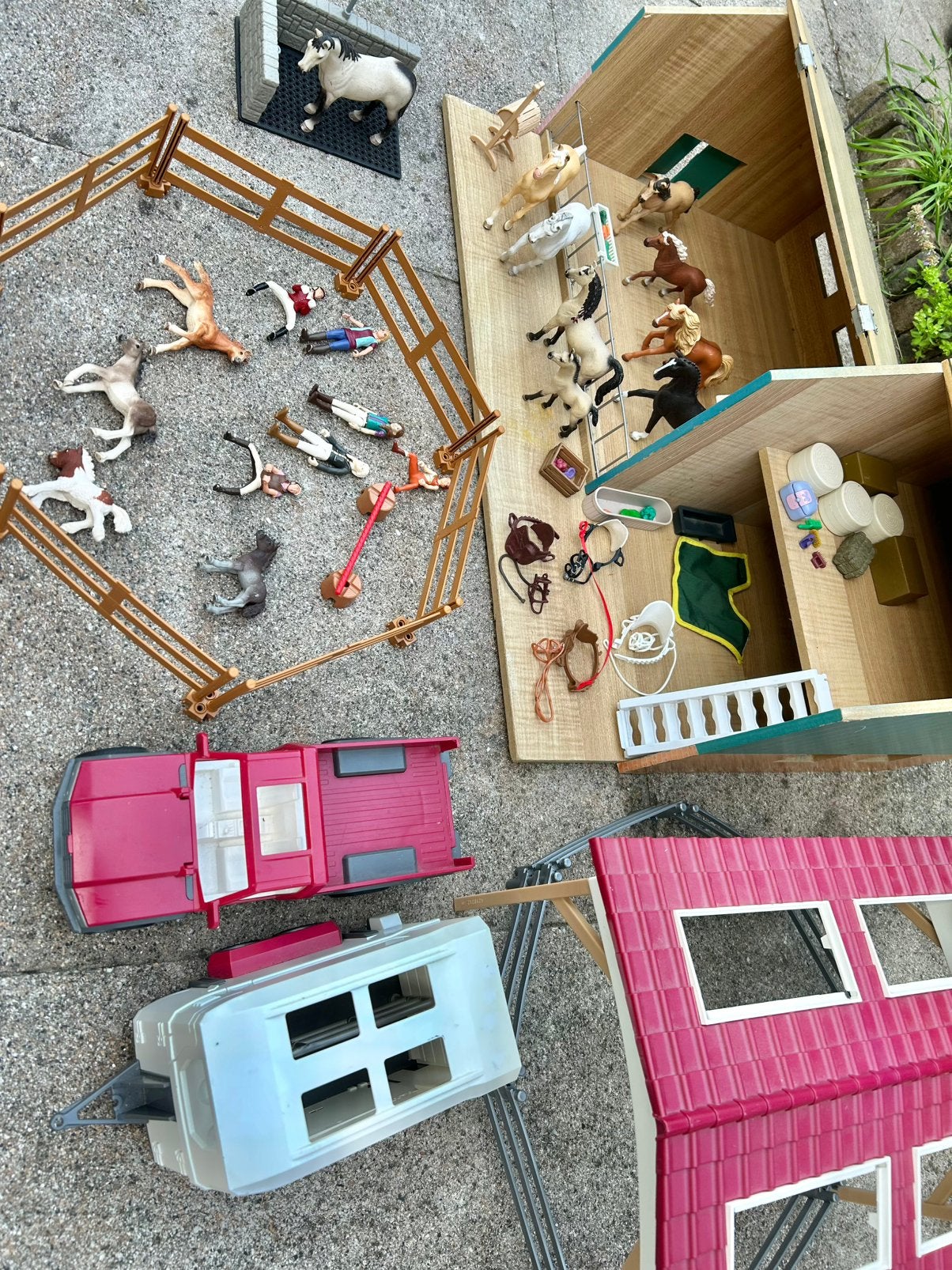 Schleich stal manege paardentrailer veel paarden, Ophalen, Gebruikt