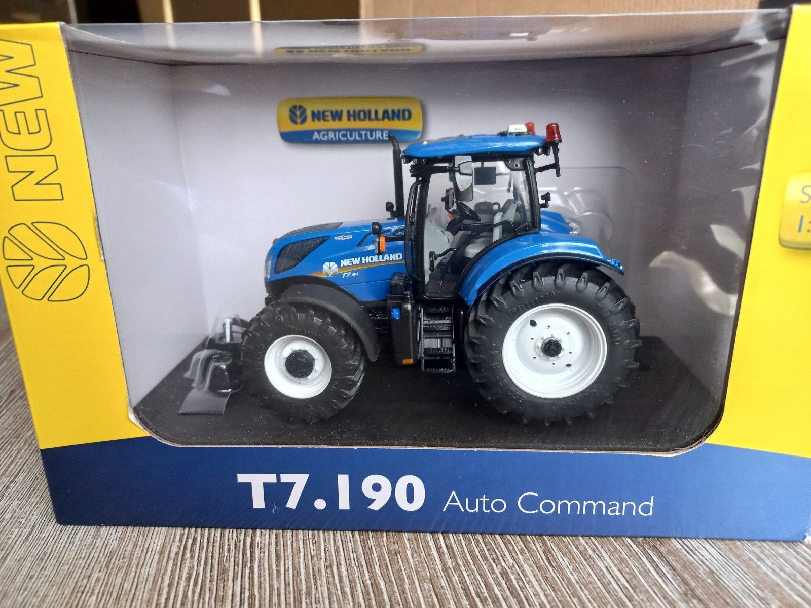 New Holland T7.190 Auto Command UH, Hobby en Vrije tijd, Modelauto's | 1:32, Nieuw, Tractor of Landbouw, Universal Hobbies, Ophalen of Verzenden