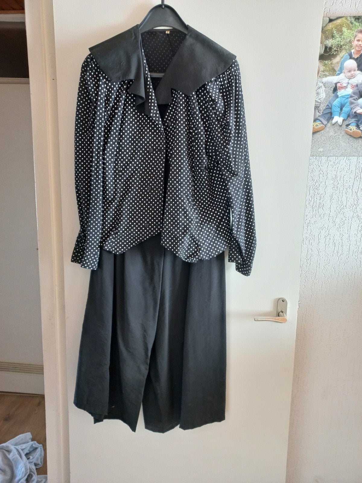 Zwart-wit gestippelde blouse met zwarte broek, Zwart, Maat 42/44 (L), Ophalen of Verzenden, Onbekend
