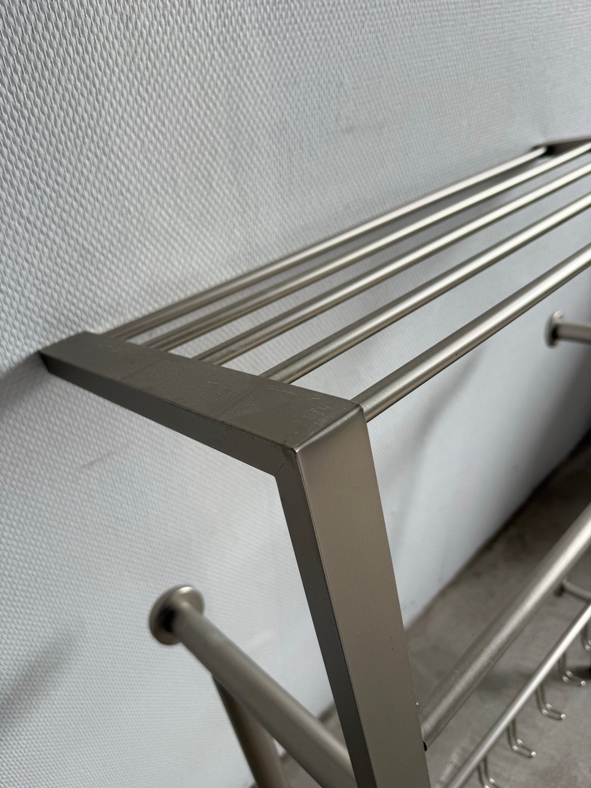Metalen wandkapstok met hoedenplank en haken, Wandkapstok, Gebruikt, 100 tot 150 cm, Ophalen of Verzenden