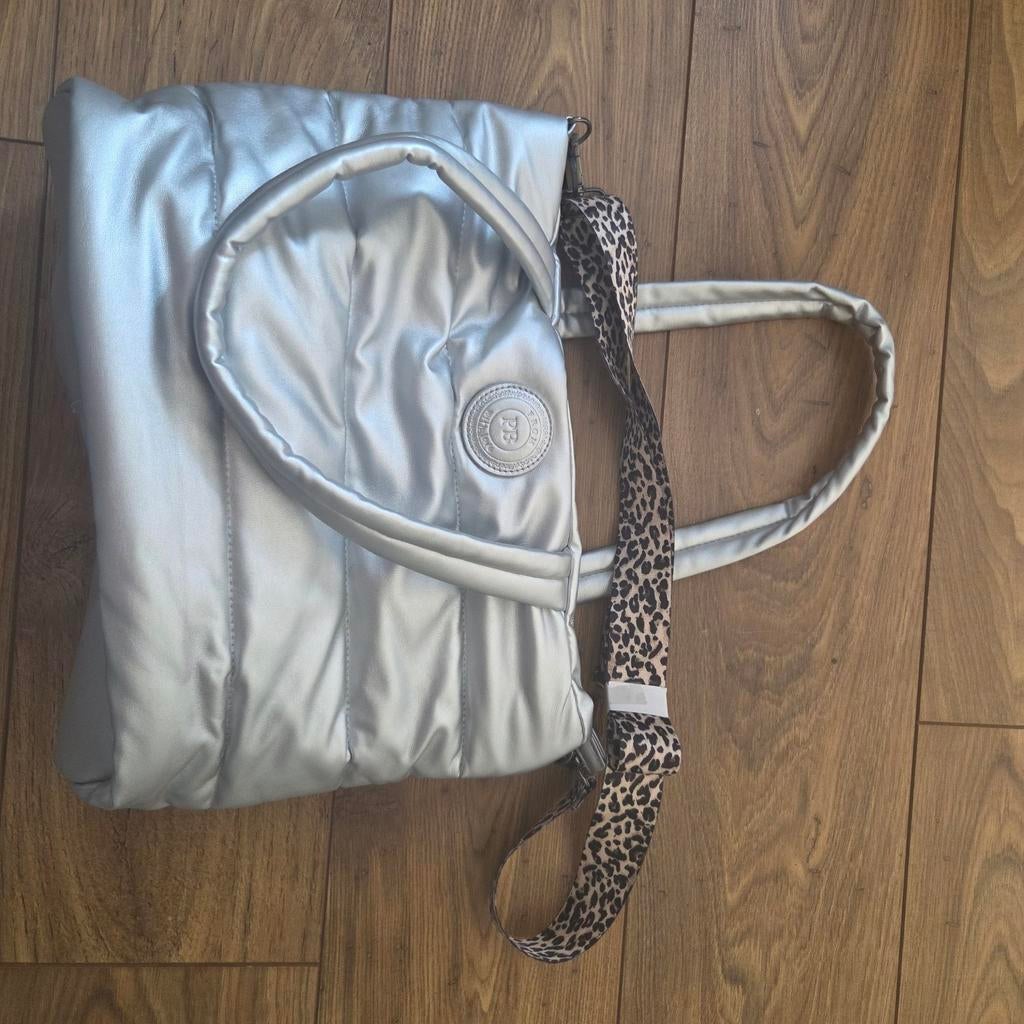 Ongebruikte zilverkleurige tas van PB met tijgerstrap, Sieraden, Tassen en Uiterlijk, Ophalen of Verzenden, Nieuw, Grijs, Handtas