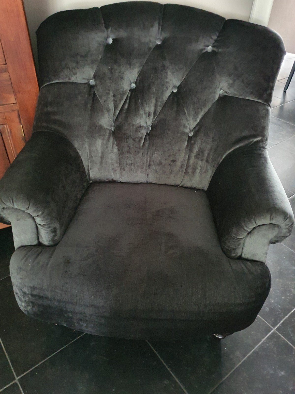Comfortabele zwarte fluwelen fauteuil, Ophalen, 75 tot 100 cm, Zo goed als nieuw, 75 tot 100 cm