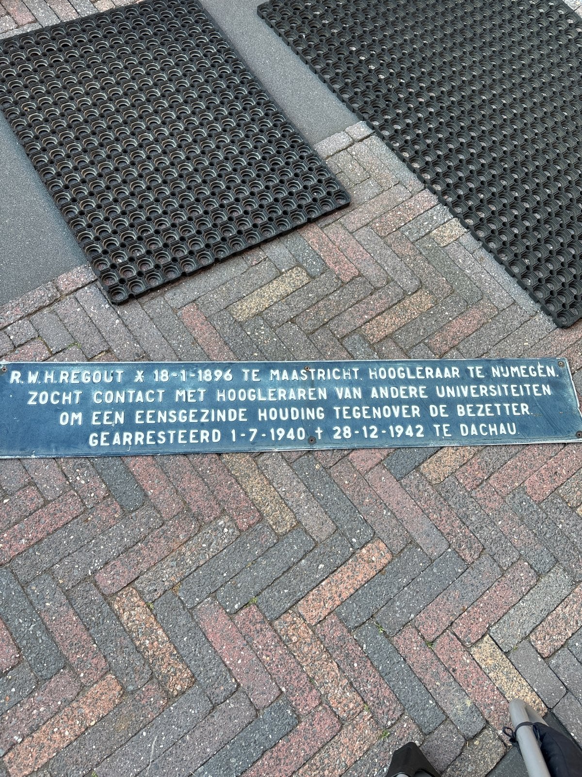 Historisch Gedenkbord R.W.H. Regout - WOII Herdenking, Ophalen