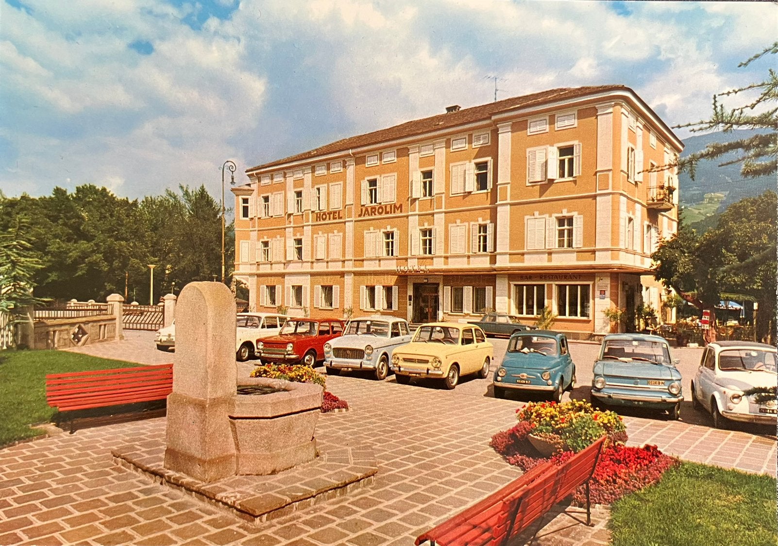 Ansichtkaart met auto’s Fiat 500-600-850-1500 en NSU, Ophalen of Verzenden, 1960 tot 1980, Ongelopen, Voertuig