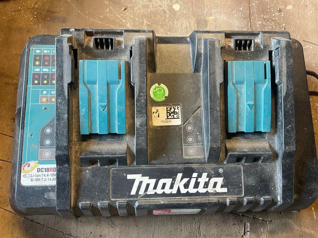 Makita DC18RD Acculader voor 2 accu's (14.4V-18V), Ophalen of Verzenden, Gebruikt