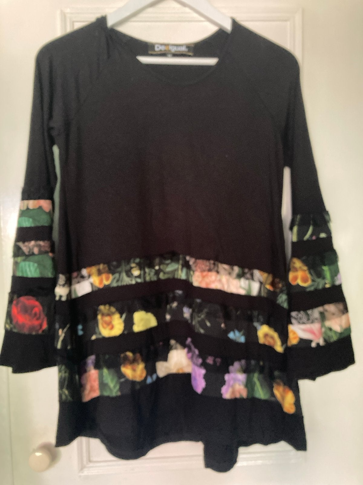Desigual shirt met bloemenprint en ruches. Maat M, Maat 38/40 (M), Zwart, Ophalen of Verzenden, Zo goed als nieuw