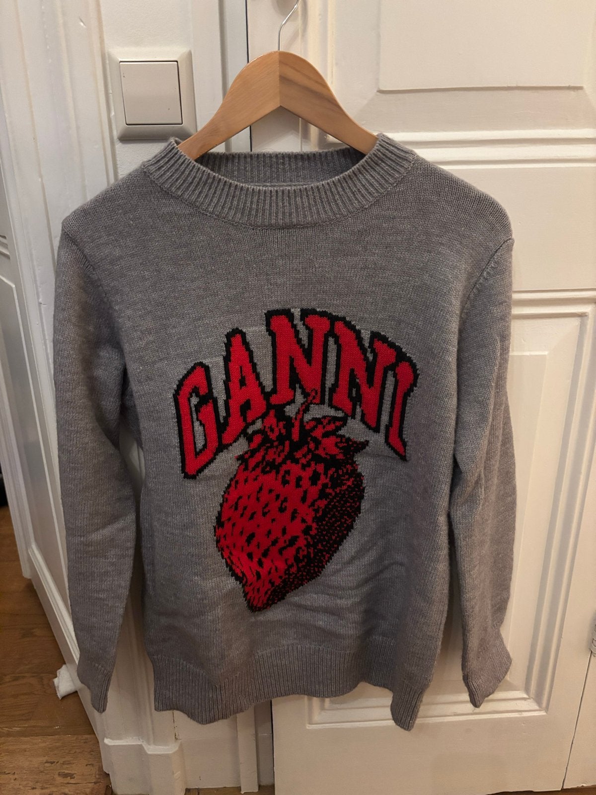 Ganni trui met aardbei print - Zo goed als nieuw mt M, Kleding | Dames, Ophalen of Verzenden, Zo goed als nieuw, Maat 38/40 (M)