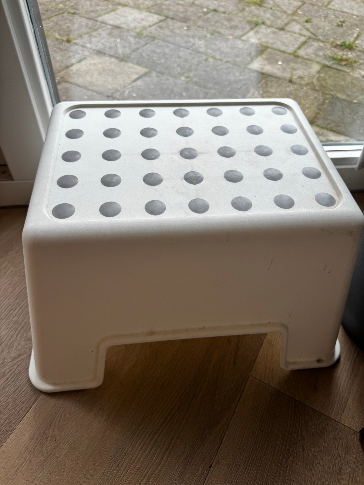 Witte kunststof opstapje met antislip gratis ophalen, Ophalen of Verzenden, Gebruikt, Kunststof