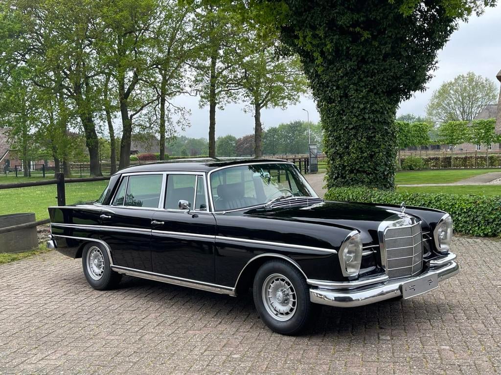 Mercedes-Benz 300 SEL W112 "Köningsflosse" gerestaureerd, Lichtmetalen velgen, Achterwielaandrijving, Zwart, 160 pk