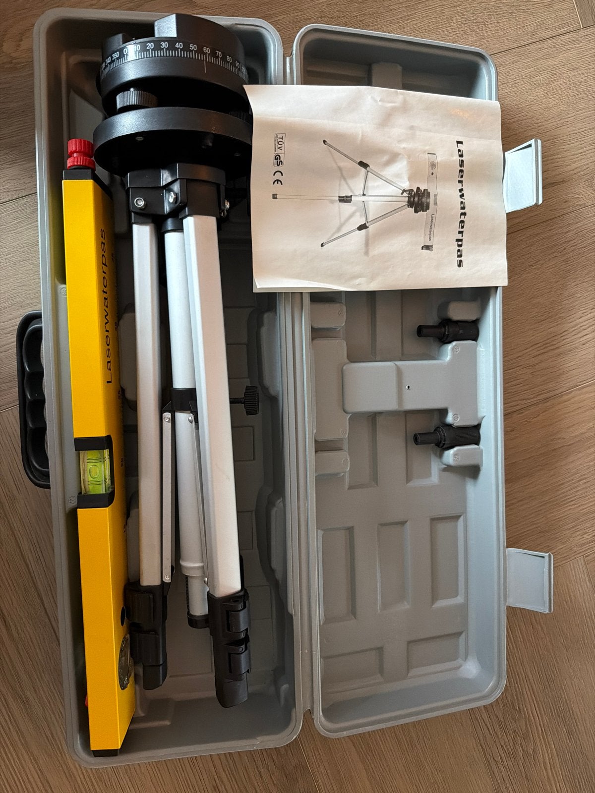 Nieuwe Laserwaterpas met statief en koffer, Ophalen of Verzenden, Nieuw, Overige meters