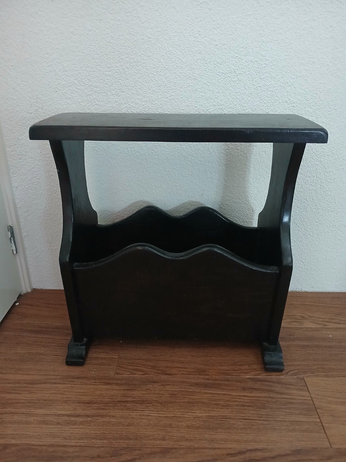 Vintage houten lectuurbak / bijzettafel, Huis en Inrichting, Bijzettafel met lectuurbak, Ophalen, Zo goed als nieuw, Hout