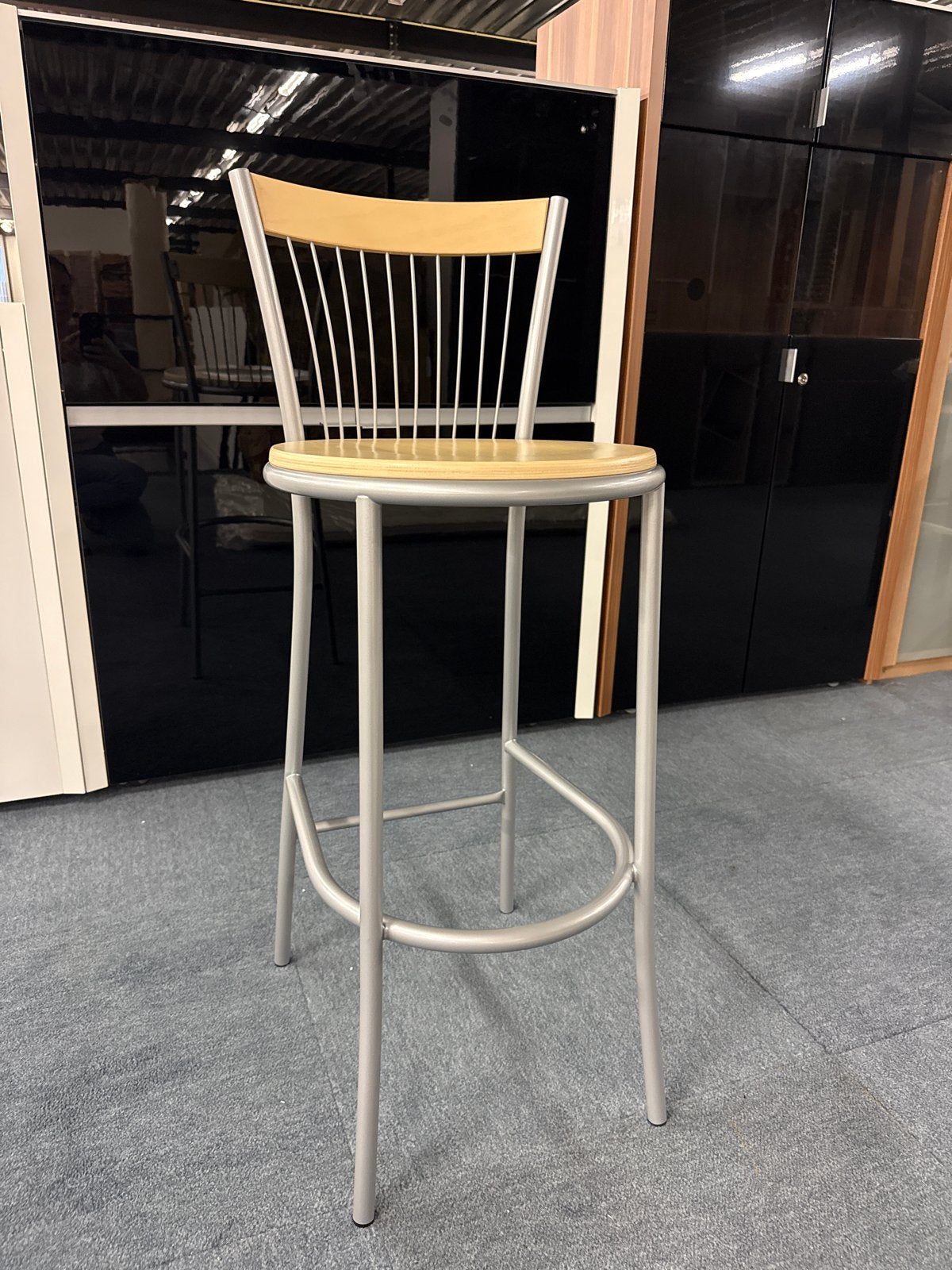 Hoge kruk met houten zitting en metalen frame NIEUW, Ophalen, Met voetsteun, 60 tot 90 cm, Nieuw