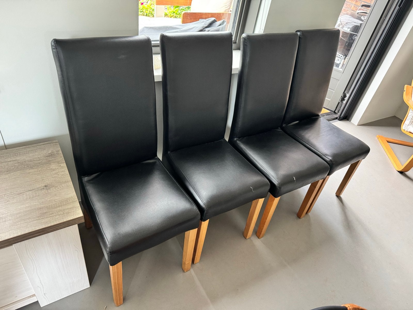 Set van 4 zwarte eetkamer stoelen met houten poten, Ophalen, Gebruikt, Zwart, Hout