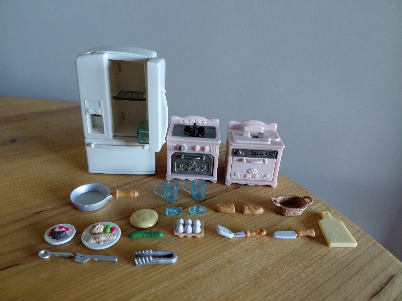 Sylvanian Families keukentje/koelkast/roze fornuis, Verzamelen, Ophalen of Verzenden, Zo goed als nieuw, Poppenhuis