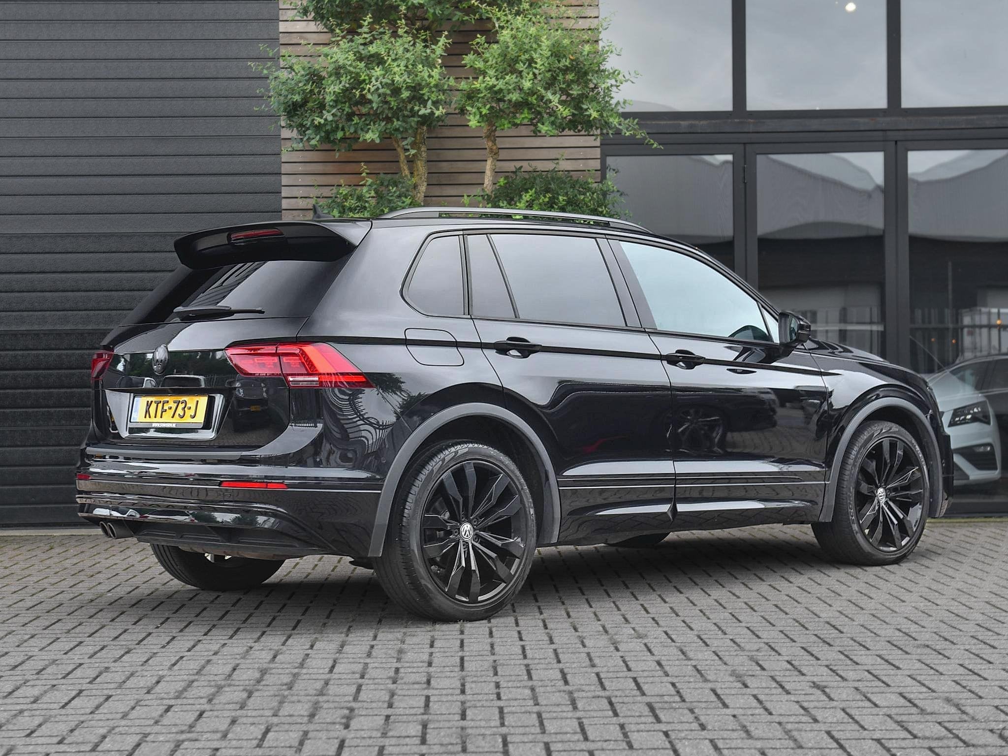 Volkswagen Tiguan 2.0 TSI 4Motion R-Line Back Edition ACC 20, Automaat, Gebruikt, 1984 cc, Zwart