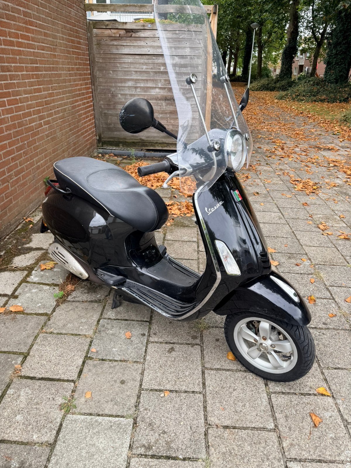 Vespa primavera 2takt geel kenteken, Fietsen en Brommers, Scooters | Vespa, Ophalen, Overige modellen, Zo goed als nieuw, Benzine