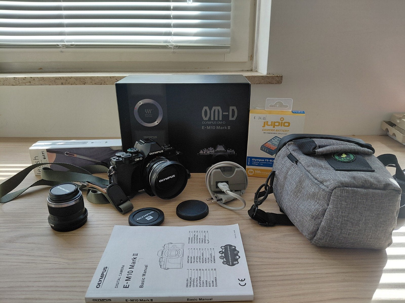 Olympus OM-D E-M10 Mark 3 met toebehoren., Geheugenkaart, Ophalen of Verzenden, Zo goed als nieuw, Overige Merken
