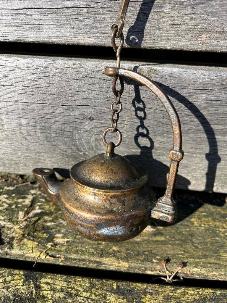Antiek Bronzen Olielampje, Lampje van Brons met ophanghaakje, Antiek en Kunst, Ophalen