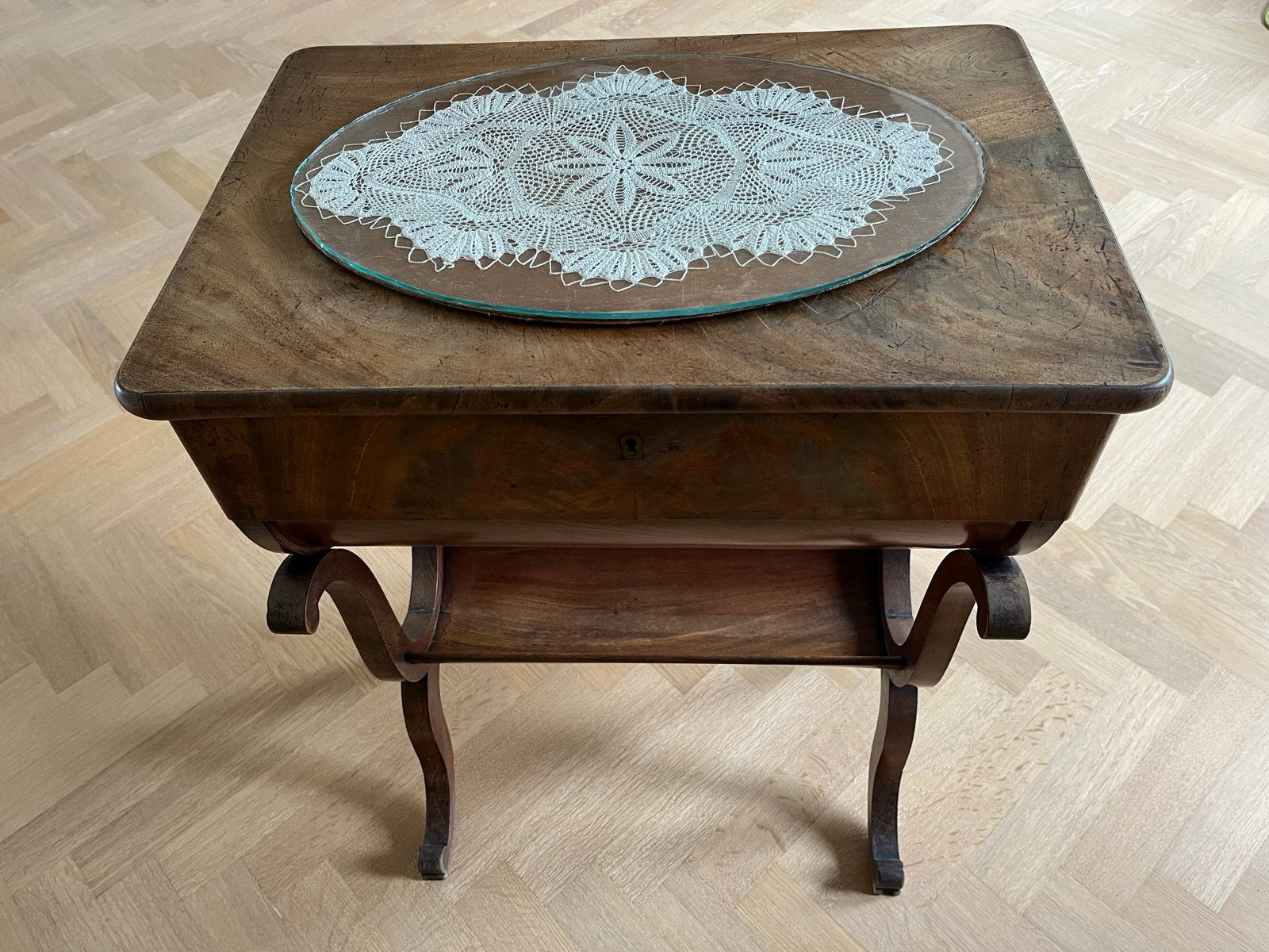 Antieke Naaitafel / Bijzettafel - Notenhout, Ophalen