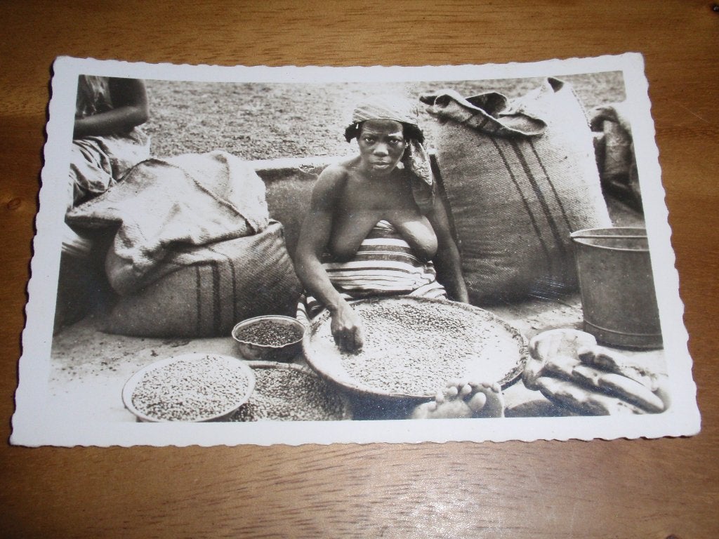 Femme Vrouw Mossi Afrika Etnografie Naakt Sorteren Graan, Verzamelen, Verzenden, 1940 tot 1960, Ongelopen, Politiek en Historie