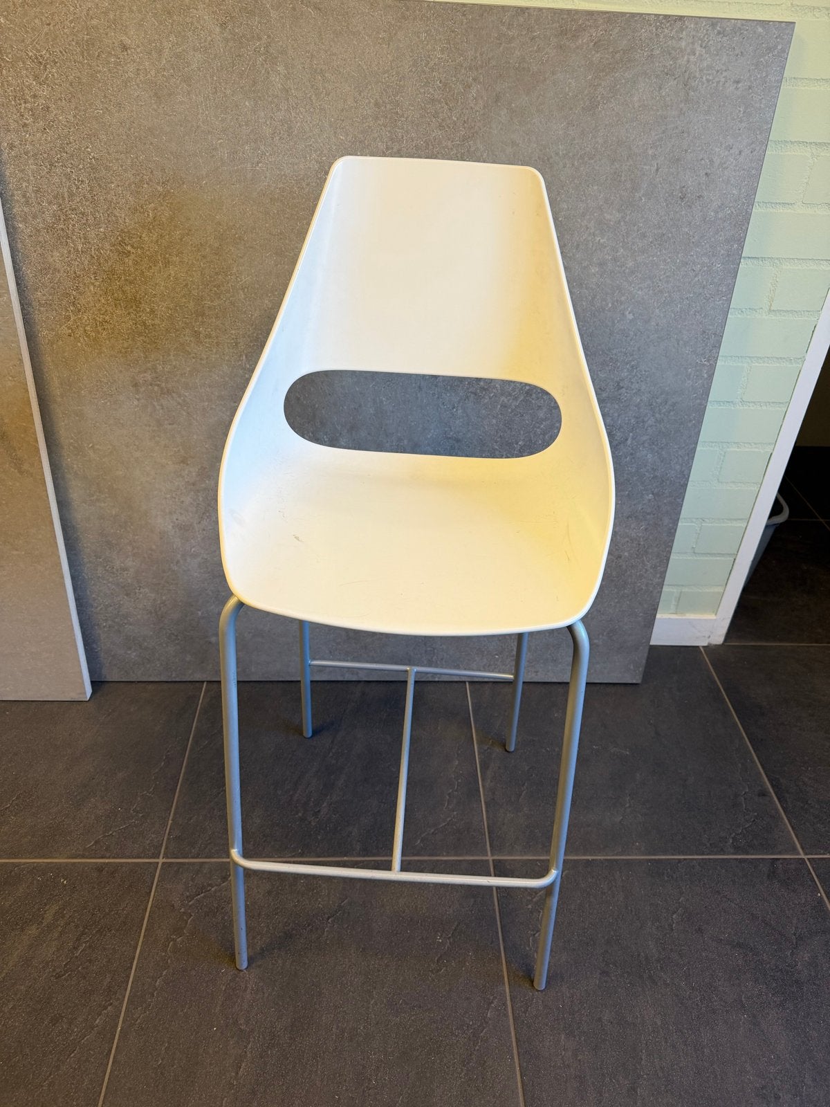 Moderne witte barkruk met metalen onderstel, Ophalen, Kunststof, Gebruikt, Met voetsteun