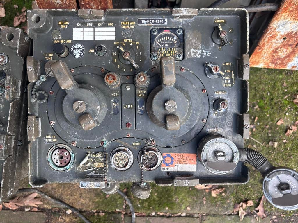 Vintage Militaire Radio - Wereldontvanger (Defect), Ophalen, Niet werkend, Wereldontvanger