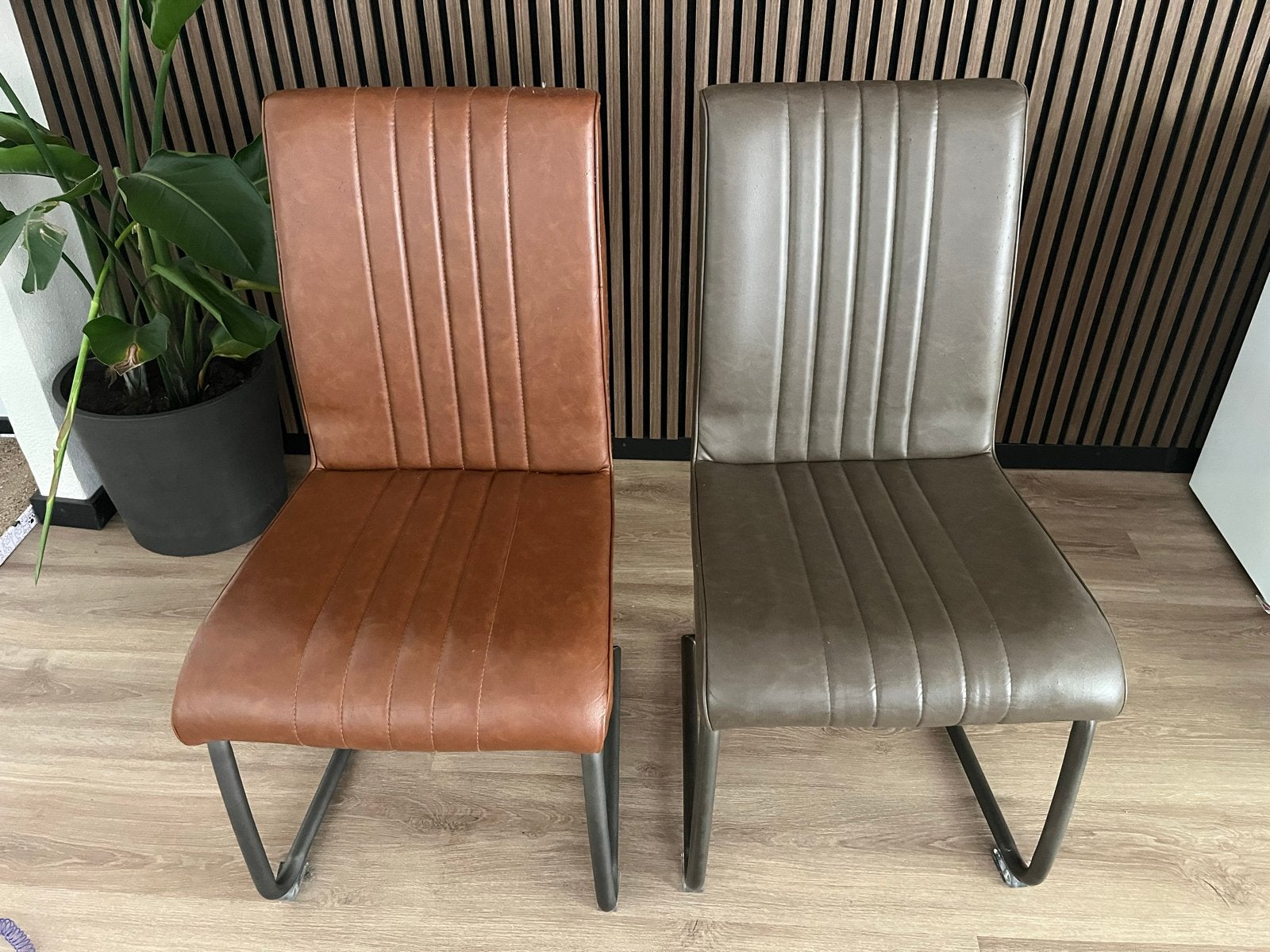 Set van 4 gebruikte eetkamerstoelen, bruin en grijs, Huis en Inrichting, Ophalen, Kunststof, Gebruikt, Twee
