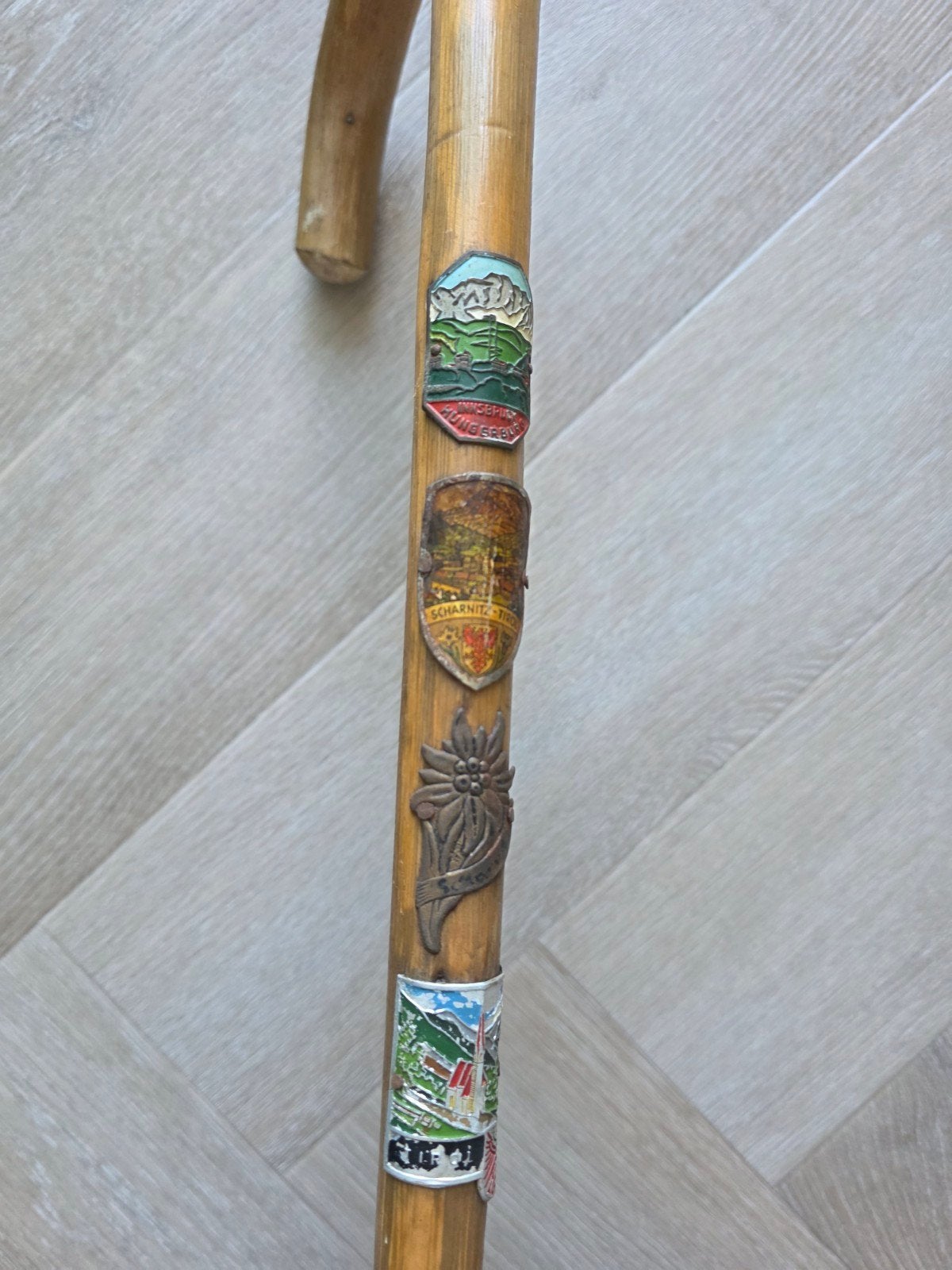 Vintage houten alpenwandelstok met schildjes - 90 cm, Diversen, Wandelstokken, Ophalen of Verzenden