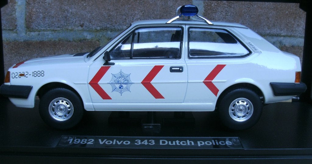 (38) . VOLVO 343 dutch police 1982 . dark grey interior ., Ophalen of Verzenden, Zo goed als nieuw, Auto, Overige merken